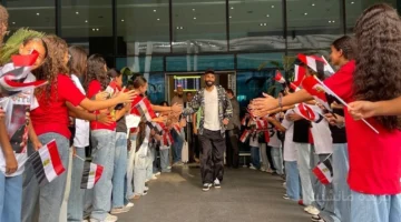 مشهد مهيب.. أعلام وتصفيق حار في استقبال محمد صلاح بمطار القاهرة 1